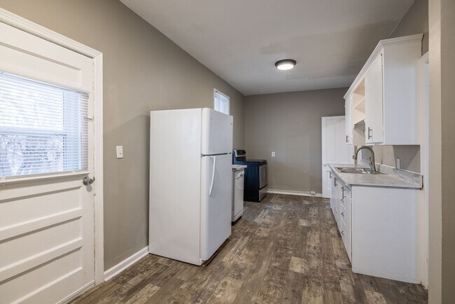 Building Photo - 3 Bedroom Midtown Home!