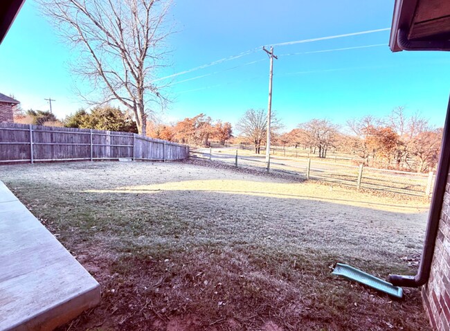 Building Photo - Spacious & Modern Home - 10 Minutes from Tinker AFB!