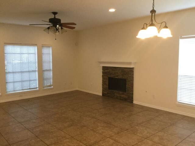 Building Photo - 10917 Spruce Dr N