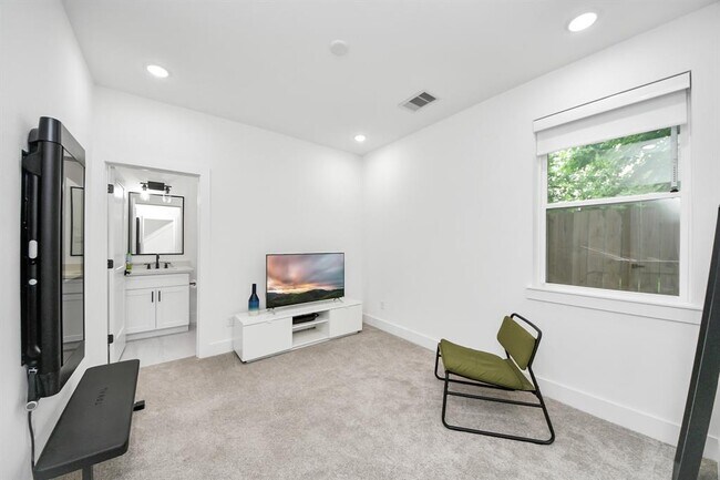 Building Photo - 3022 Live Oak St