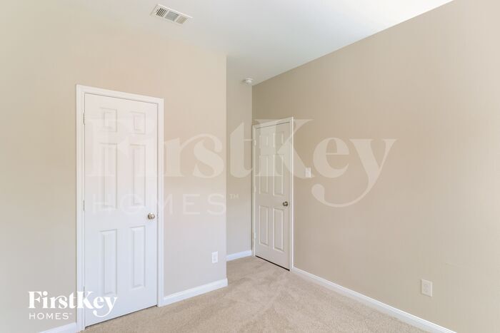 Building Photo - 325 Meadow Ridge Dr