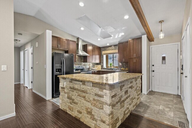 Building Photo - "Spacious 5-Bedroom Haven with 3 Full Bath...