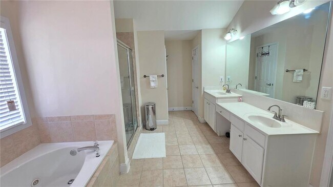 Building Photo - 4060 Suwanee Bend Dr