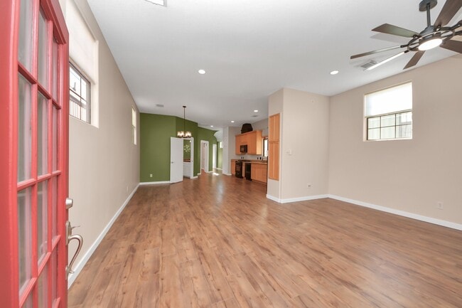 Building Photo - 832 W 27th St