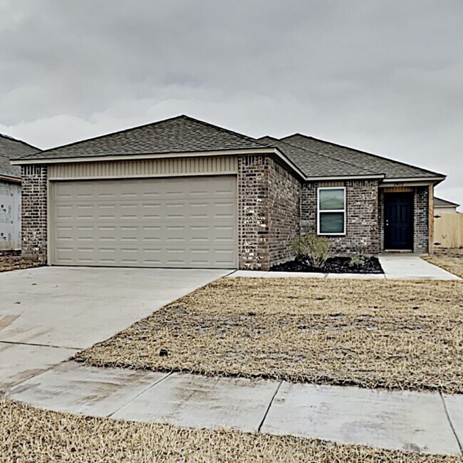 Primary Photo - Very Nice 3 Bedroom 2 Bath Home in Yukon S...