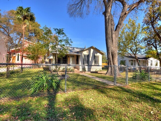 Building Photo - Charming 2 bed/1 bath home in the East side