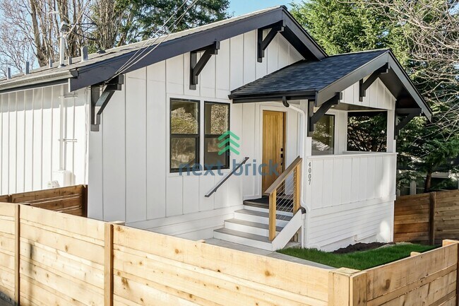 Building Photo - BEAUTIFUL FULLY RENOVATED 2 BED 1 BATH FOR RENT – PRIME WEST SEATTLE LOCATION