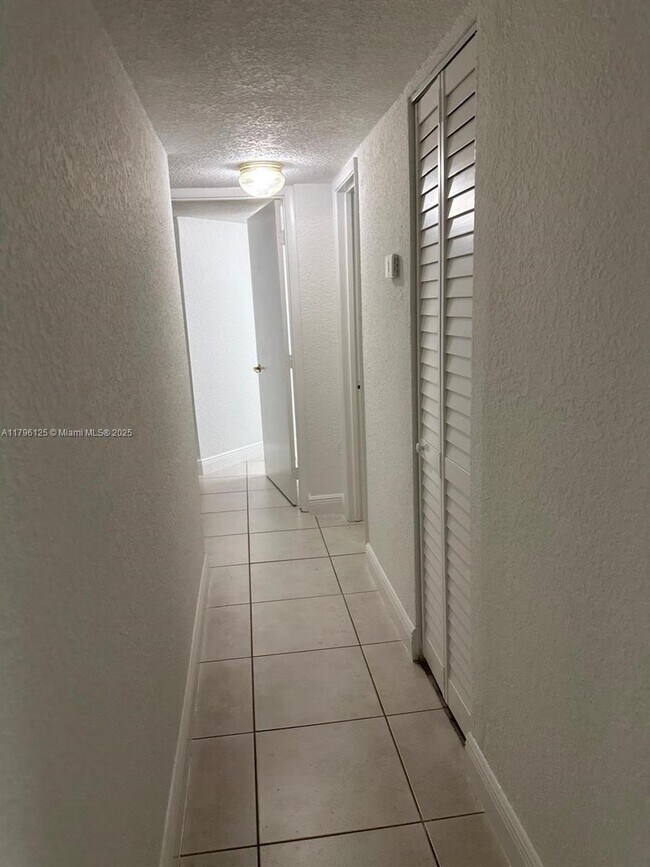 Building Photo - 8870 Fontainebleau Blvd