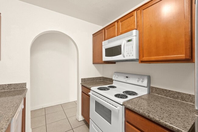 Building Photo - Spacious Ground-Level 2-Bedroom Condo Near...
