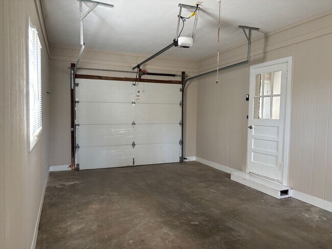 Building Photo - 3 BED, 2 BATH BRICK HOME IN ASHEBORO!