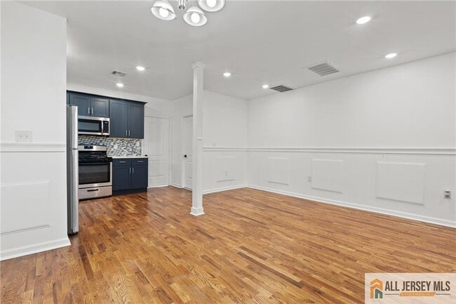 Building Photo - 362 1/2-362 New St