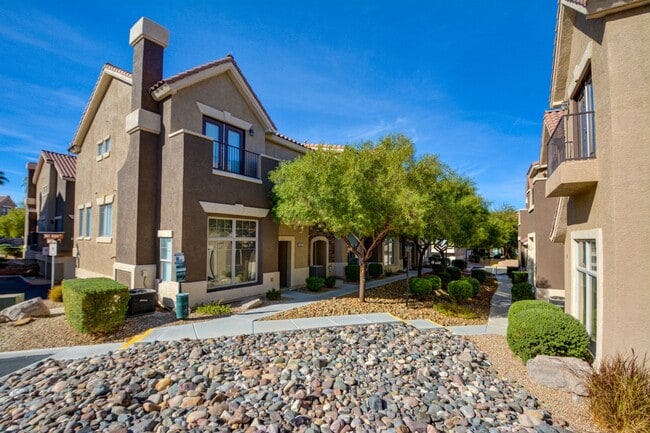 Building Photo - Gorgeous 3 bedroom 2.5 bathroom Townhome conveniently located in the heart of Henderson.