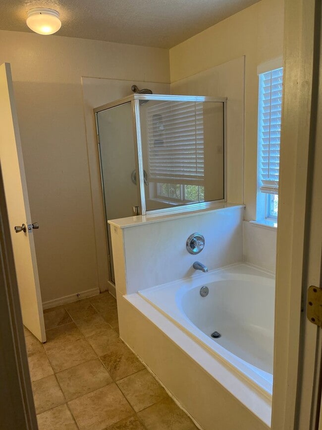 Building Photo - Fully landscaped 4 br home