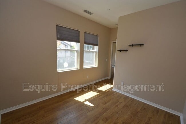 Building Photo - 3246 N Ventura Rd