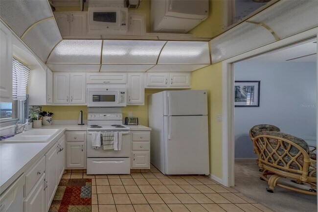Building Photo - 4575 Cove Cir