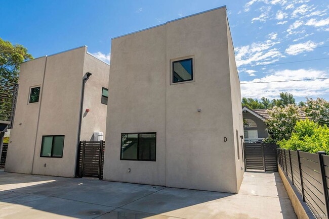 Building Photo - 2155 Glenada Ave