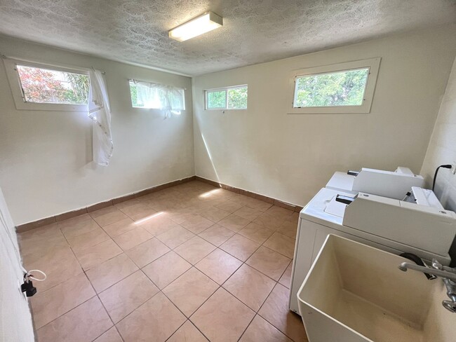 Building Photo - 2 Bed 1 Bath Basement Unit of Duplex House in Kalihi-Palama available now!