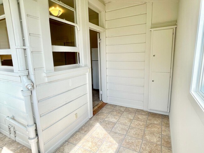 Building Photo - Spacious Studio in the heart of Pacific Heights!  Bonus room!  Laundry! PROGRESSIVE