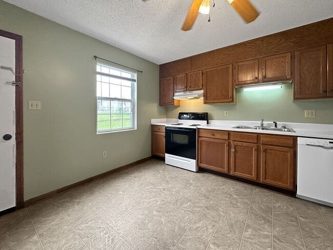 Building Photo - 2BD/1.5BA Unit at Pinecrest Apartments in ...