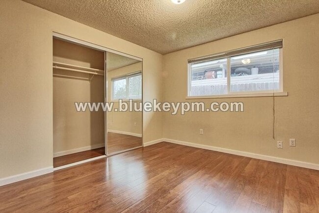 Building Photo - 2 Bed, 1 Bath Duplex in Lincoln Neighborhood