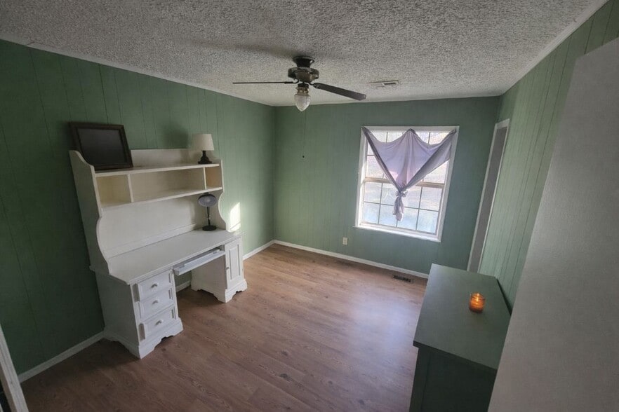 Building Photo - 2725 West Point Rd