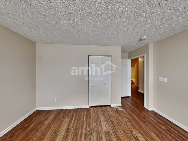 Building Photo - 5525 Village Grove Ln