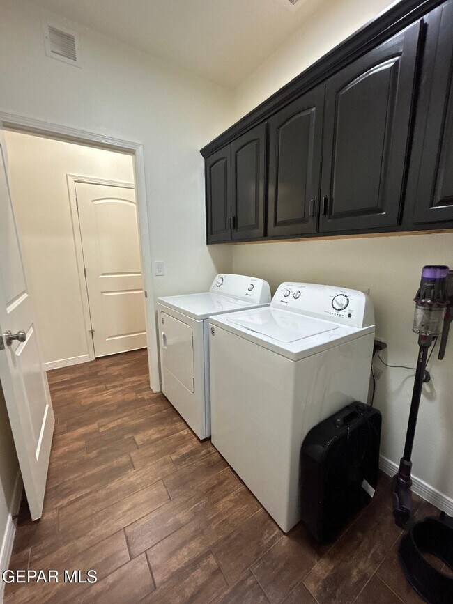 Building Photo - 7349 Skyrocket Dr