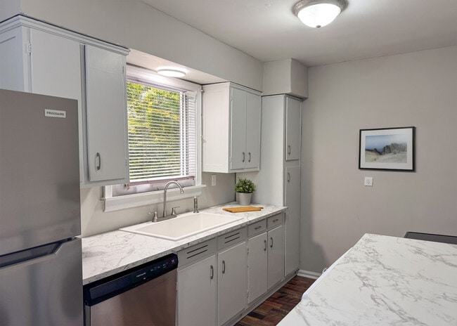 Building Photo - 599 Estridge Dr