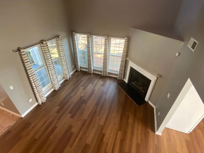 Building Photo - Price reduced**Move-in Ready!