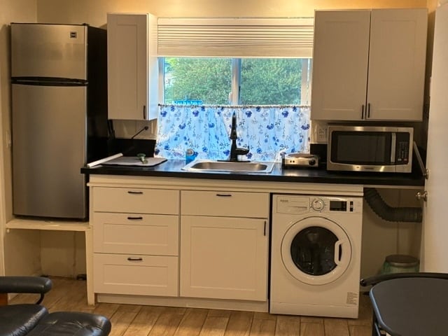 Kitchen showing washer dryer also. - 7928 Calle de la Plata