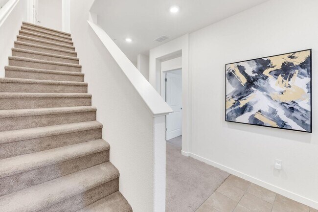 Building Photo - Spacious 3-Story Home in Rancho Cordova