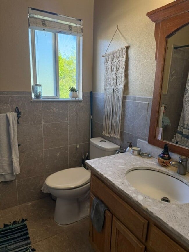 Building Photo - 8908 Gravenstein Way