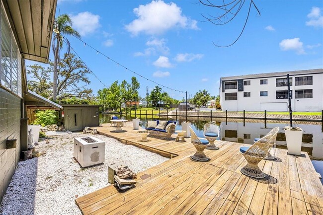 Building Photo - 2027 Panama Dr