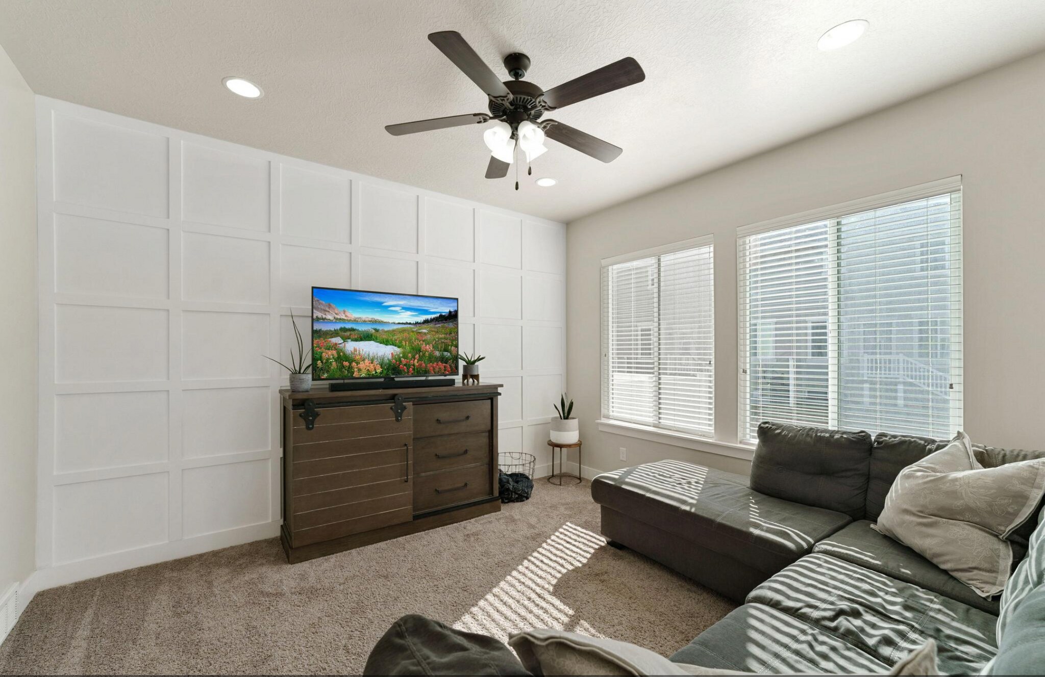 Building Photo - 203 W Silver Springs Dr