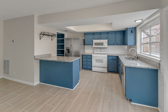 Building Photo - Brentwood/Crieve Hall end unit Condo -avai...