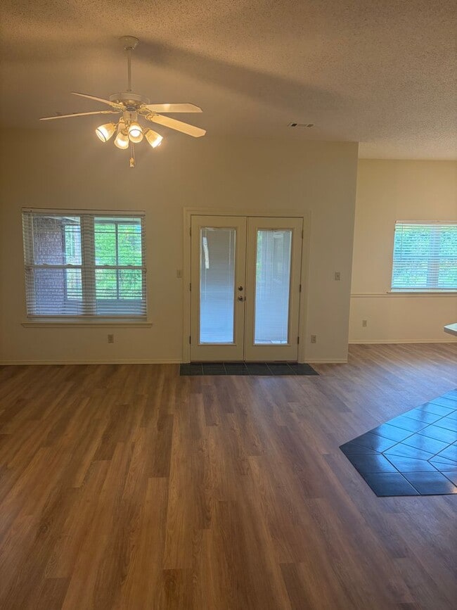 Building Photo - 908 Aspen Ave
