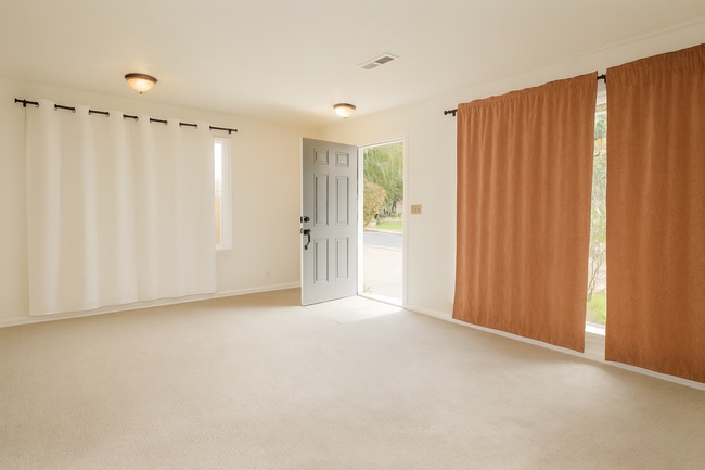 Building Photo - Charming Bend Home with Spacious Bonus Roo...