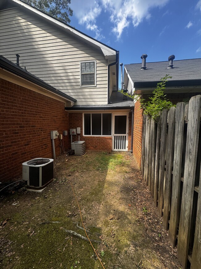 Building Photo - 482 Huntington Road