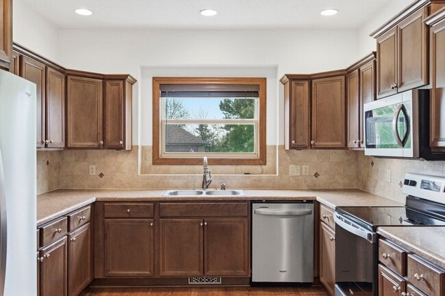 Building Photo - 3 Bedroom | 2 Bathroom | 2 Car Garage| Ozark MO | Fireplace | Separate Green House/Office | Fence...