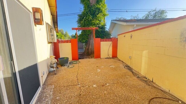 Building Photo - 403 S Lupin Ln