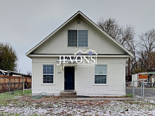 Primary Photo - 3-bedroom home near Yakima Valley College,...