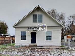 Building Photo - 3-bedroom home near Yakima Valley College,...