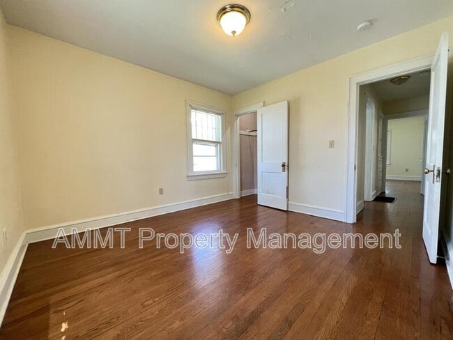 Building Photo - 421 19th St NE