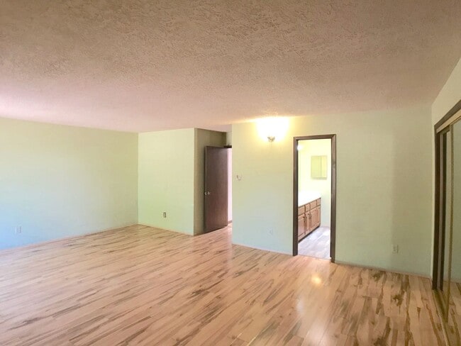 Building Photo - Spacious 2BR/2BA located on Golf Course in Rio Communities. Hardwood floors in living space. 2 Ca...
