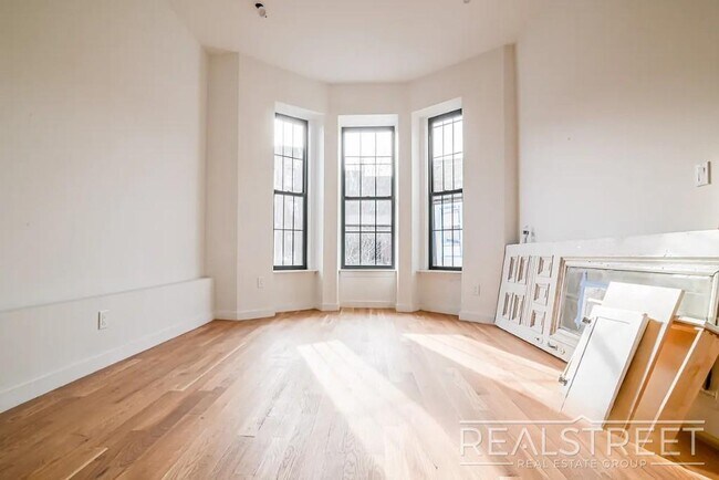 Building Photo - Luxury Triplex Brownstone in Prime Stuyves...