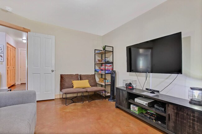Building Photo - 816 Reedy Ln