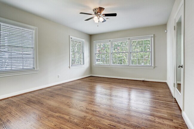 Building Photo - 3709 Parkwood Dr