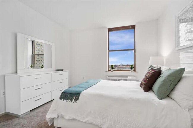 Building Photo - 330 River St