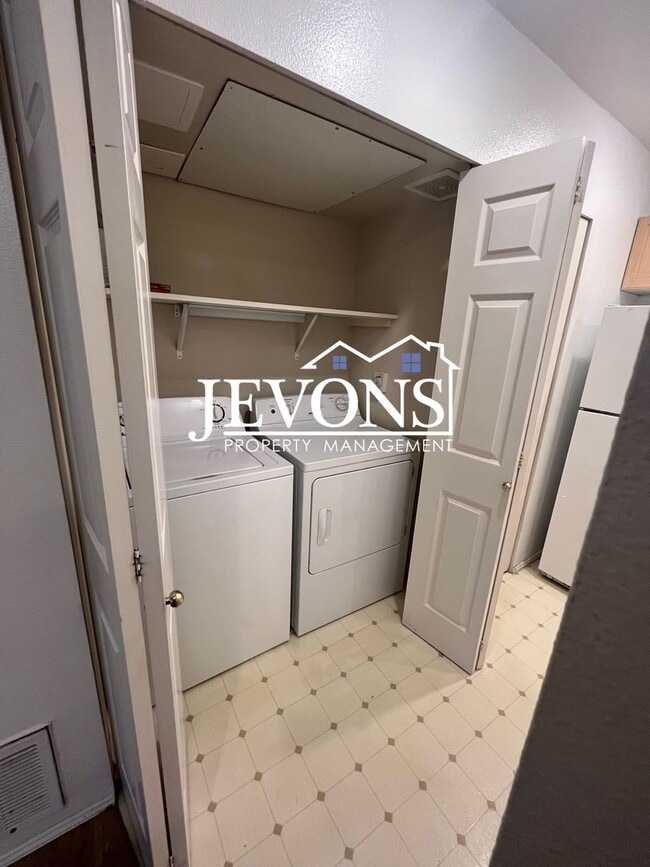 Building Photo - Condo with Swimming Pool and Private Enclosed 1-Car Garage in Klahanie Neighborhood