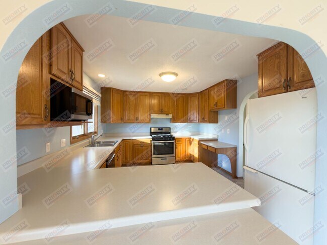 Building Photo - 3 bedroom, 2.5 bath Single-Family Home